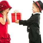 Geschenkideen, 2 Menschen freuen sich über einen Karton Geschenkideen, 2 Menschen freuen sich über einen Karton