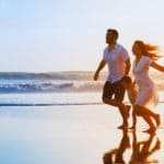 Ein Mann, eine Frau und ein Kind laufen an einem eisamen Strand entlang und machen einen sehr glücklichen Eindruck. Das Programm der unibee Institute hat stark geholgen, dass die Familie das Selbstbewusstsein stärken konnte und somit alle in eine positive Zukunft blicken. Der Mann ist bekleidet mit einem weissen Freizeithemd, kurzer schwarzer Hose und Sandalen. Die Frau trägt ein weisses Sommerkleid das im Wind weht. Das Kind rägt ein grünes T-schirt. Im Hintergrund ist das Meer mit einem roten Sonnenuntergang zu sehen. Ein Mann, eine Frau und ein Kind laufen an einem eisamen Strand entlang und machen einen sehr glücklichen Eindruck. Das Programm der unibee Institute hat stark geholgen, dass die Familie das Selbstbewusstsein stärken konnte und somit alle in eine positive Zukunft blicken. Der Mann ist bekleidet mit einem weissen Freizeithemd, kurzer schwarzer Hose und Sandalen. Die Frau trägt ein weisses Sommerkleid das im Wind weht. Das Kind rägt ein grünes T-schirt. Im Hintergrund ist das Meer mit einem roten Sonnenuntergang zu sehen.