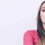 Eine Frau mit langen dunkelblonden Haaren, hat einen beeindruckend Selbstbewussten Blick. Sie wirkt etwas arrogant aber trotzdem strahlt sie dadurch Eleganz aus. Der Kopf ist leicht angehoben. Sie ist mit einem roten Pullover bekleidet. Eine Frau mit langen dunkelblonden Haaren, hat einen beeindruckend Selbstbewussten Blick. Sie wirkt etwas arrogant aber trotzdem strahlt sie dadurch Eleganz aus. Der Kopf ist leicht angehoben. Sie ist mit einem roten Pullover bekleidet.