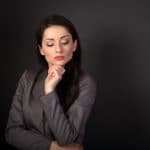 Eine Frau mittleren Alters steht ein nachdenklicher Position und hat Ihren linken arm unter das Kinn gestützt. Sie strahlt mit dieser Gestik und Gesichtsmimik Arroganz und starkes Selbstbewusstsein aus. Sie hat sehr lange, glänzend braune Haare und ist bekleidet mit einer braunen Businessjacke. Der Hintergrund ist ebenfalls schlicht braun. Eine Frau mittleren Alters steht ein nachdenklicher Position und hat Ihren linken arm unter das Kinn gestützt. Sie strahlt mit dieser Gestik und Gesichtsmimik Arroganz und starkes Selbstbewusstsein aus. Sie hat sehr lange, glänzend braune Haare und ist bekleidet mit einer braunen Businessjacke. Der Hintergrund ist ebenfalls schlicht braun.