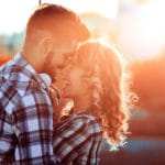 Ein Liebespaar trifft sich auf einer Strasse und umarmen sich sehr glücklich. Sie wirken sehr Selbstbewusst, weil beide mit dem Programm der unibee Institute eine gute Lebensbalance erreicht haben. Beide sind bekleidet mit rot, blau, schwarz und weiss karrierten Hemd. Der Mann hat kurze braune Haare und einen 3 Tage Bart und die Frau hat lange gelockte blonde Haare. Im Hintergrund ist ein rötlicher Sonnenuntergang zu sehen. Ein Liebespaar trifft sich auf einer Strasse und umarmen sich sehr glücklich. Sie wirken sehr Selbstbewusst, weil beide mit dem Programm der unibee Institute eine gute Lebensbalance erreicht haben. Beide sind bekleidet mit rot, blau, schwarz und weiss karrierten Hemd. Der Mann hat kurze braune Haare und einen 3 Tage Bart und die Frau hat lange gelockte blonde Haare. Im Hintergrund ist ein rötlicher Sonnenuntergang zu sehen.