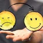 Das Bild zeigt 2 gelbe Smilies an einer Glasscheibe aufgezeichnet. Ein Smilie lacht und der andere Smilie ist traurig. Ein schwarzer Pfeil zeigt von dem traurigen Smilie zu den glücklichen Smilie. Die Aussage dieser Botschaft ist: Stärke das Selbstbewusstsein und sei wieder glücklich. Das Bild zeigt 2 gelbe Smilies an einer Glasscheibe aufgezeichnet. Ein Smilie lacht und der andere Smilie ist traurig. Ein schwarzer Pfeil zeigt von dem traurigen Smilie zu den glücklichen Smilie. Die Aussage dieser Botschaft ist: Stärke das Selbstbewusstsein und sei wieder glücklich.