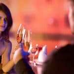 Eine Dame sitzt mit einem Mann in einem Restaurant und beide stossen mit einem Glas Wein an. Sie hat einen sehr ausgeprägten und selbstbewussten Blick. Mit dem Programm der unibee Institute, hat die Frau eine ausgeglichene Wohlfühlbalance bekommen und zeigt diese auch deutlich in der Öffentlichkeit. Die Frau hat lange braune Haare und ist mit einem schwarzen Abendkleid bekleidet. Der Mann ist nur von hinten zu sehen. Der Hintergrund hat ein rötliches Licht und ist verschwommen, da der Kamerafokus ausschließlich auf der Frau liegt. Eine Dame sitzt mit einem Mann in einem Restaurant und beide stossen mit einem Glas Wein an. Sie hat einen sehr ausgeprägten und selbstbewussten Blick. Mit dem Programm der unibee Institute, hat die Frau eine ausgeglichene Wohlfühlbalance bekommen und zeigt diese auch deutlich in der Öffentlichkeit. Die Frau hat lange braune Haare und ist mit einem schwarzen Abendkleid bekleidet. Der Mann ist nur von hinten zu sehen. Der Hintergrund hat ein rötliches Licht und ist verschwommen, da der Kamerafokus ausschließlich auf der Frau liegt.