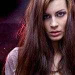 Eine junge Frau sieht mit starren Blick in die Kamera. Sie hat lange dunkelbraune Haare und blau geschminkte Augenlieder. Der Hintergrund ist leuchtend rot. Mit ihrer Mimik drückt sie aus, dass ihr das Programm der unibee Institute gut getan hat und sie ihr Selbstbewusstsein sehr gut aufbauen konnte. Eine junge Frau sieht mit starren Blick in die Kamera. Sie hat lange dunkelbraune Haare und blau geschminkte Augenlieder. Der Hintergrund ist leuchtend rot. Mit ihrer Mimik drückt sie aus, dass ihr das Programm der unibee Institute gut getan hat und sie ihr Selbstbewusstsein sehr gut aufbauen konnte.