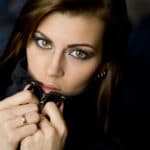 Eine Frau mit langen dunkelbraunen Haaren und grünen Augen zieht Ihre schwarze Lederjacke über Ihr Kinn. In ausdrucksstarker Blick zeigt deutlich, dass sie mit dem Programm der unibee Institute das Selbstbewusstsein erfolgreich aufbaun konnte. Der Hintergrund ist schwarz. Der Bildfokus liegt nur auf den Kopf der Frau. Eine Frau mit langen dunkelbraunen Haaren und grünen Augen zieht Ihre schwarze Lederjacke über Ihr Kinn. In ausdrucksstarker Blick zeigt deutlich, dass sie mit dem Programm der unibee Institute das Selbstbewusstsein erfolgreich aufbaun konnte. Der Hintergrund ist schwarz. Der Bildfokus liegt nur auf den Kopf der Frau.