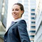 Eine Geschäftsfrau in einer blauen Jecketjacke und hellblauen Hemd steht vor einem großen Bürocenter und lächelt sehr sebstbewusst in die Kamera. Mit ihrer Mimik drückt sia aus, dass sie mit dem Programm der unibee Intsitute, eine gute Gefühlsbalance erreichen konnte und somit positiv in eine gute Zukunft schaut. Eine Geschäftsfrau in einer blauen Jecketjacke und hellblauen Hemd steht vor einem großen Bürocenter und lächelt sehr sebstbewusst in die Kamera. Mit ihrer Mimik drückt sia aus, dass sie mit dem Programm der unibee Intsitute, eine gute Gefühlsbalance erreichen konnte und somit positiv in eine gute Zukunft schaut.