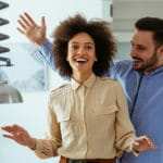 Eine Frau und ein Mann lachen sehr zufrieden miteinander. Mit dem Programm der unibee Institute, konnten beide Personen, ihr Selbstbewusstsein stärken und dauerhaft verankern. Sie hat schwarze gelockte afrikanische Haare und ist bekleidet mit einem hellbraunen Hemd. Der Mann hat kurze schwarze Haare und ist bekleidet mit einem blauen Freizeithemd. Im Hintergrund ist ein Wohnzimmer leicht verschwommen zu sehen. Eine Frau und ein Mann lachen sehr zufrieden miteinander. Mit dem Programm der unibee Institute, konnten beide Personen, ihr Selbstbewusstsein stärken und dauerhaft verankern. Sie hat schwarze gelockte afrikanische Haare und ist bekleidet mit einem hellbraunen Hemd. Der Mann hat kurze schwarze Haare und ist bekleidet mit einem blauen Freizeithemd. Im Hintergrund ist ein Wohnzimmer leicht verschwommen zu sehen.