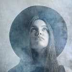 Eine junge Frau steht im Nebel und schaut in die Luft. Ihre Gesichtsmimik zeigt ganz klar, dass sie mit dem Programm der unibee Institute erfolgreich ihr Selbstbewusstsein stärken konnte. Die Frau hat lange braune Haare und einen Schmollmund. Mehr als das Gesicht und der Nebel ist auf diesem Bild nicht zu erkennen. Eine junge Frau steht im Nebel und schaut in die Luft. Ihre Gesichtsmimik zeigt ganz klar, dass sie mit dem Programm der unibee Institute erfolgreich ihr Selbstbewusstsein stärken konnte. Die Frau hat lange braune Haare und einen Schmollmund. Mehr als das Gesicht und der Nebel ist auf diesem Bild nicht zu erkennen.