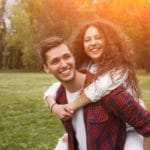 Bruder und Schwester freuen sich und machen einen sehr glücklichen Eindruck. Das Mädchen hat sich auf dem Rücken ihres Bruders eingehängt. Beide strahlen mit Mimik und Gestik ein tolles Selbstbewusstsein aus. Im Hintergrund ist eine grüne Wiese mit einer kleinen Waldlichtung. Sie hat sehr lange braune gelockte Haare und der Junge hat einen Mittellangen Haarschnitt, welcher zur rechten Seite gebürstet ist. Der Junge ist mit einem Karohemd rot / schwarz bekleidet. Das Mädchen trägt eine weisse Windjacke und weisse Jeanshose. Bruder und Schwester freuen sich und machen einen sehr glücklichen Eindruck. Das Mädchen hat sich auf dem Rücken ihres Bruders eingehängt. Beide strahlen mit Mimik und Gestik ein tolles Selbstbewusstsein aus. Im Hintergrund ist eine grüne Wiese mit einer kleinen Waldlichtung. Sie hat sehr lange braune gelockte Haare und der Junge hat einen Mittellangen Haarschnitt, welcher zur rechten Seite gebürstet ist. Der Junge ist mit einem Karohemd rot / schwarz bekleidet. Das Mädchen trägt eine weisse Windjacke und weisse Jeanshose.