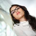 Eine Frau im alter von ungefähr 20 Jahre, lange schwarze gelockte Haare mit einer schwarzen Brille, hat einen ausdrucksstarken Blick, welcher echtes Selbstbewusstsein ausstrahlt. Mit dem Programm der unibee Institute hat sie gelernt, eine optimale Balance für ihr Leben zu erreichen. Sie trägt eine weisse Bluse und der Hintergrund ist verschwommen zu sehen, somit ist das Gesicht der Frau sehr deutlich wahrzunehmen. Eine Frau im alter von ungefähr 20 Jahre, lange schwarze gelockte Haare mit einer schwarzen Brille, hat einen ausdrucksstarken Blick, welcher echtes Selbstbewusstsein ausstrahlt. Mit dem Programm der unibee Institute hat sie gelernt, eine optimale Balance für ihr Leben zu erreichen. Sie trägt eine weisse Bluse und der Hintergrund ist verschwommen zu sehen, somit ist das Gesicht der Frau sehr deutlich wahrzunehmen.