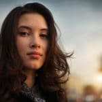 Eine Jung Frau im alter von ungefähr 20 Jahre, steht an einer Strasse und schaut sehr Selbstbewusst mit ihren dunkelbraunen großen Augen in die Kamera. Sie hat lange gelockte braune Haare die im Wind leicht wehen. Sie drückt mit ihrer Mimik ein tolles Gefühl der Balance aus. Frech, sexy, gelassen und elegant. Eine Jung Frau im alter von ungefähr 20 Jahre, steht an einer Strasse und schaut sehr Selbstbewusst mit ihren dunkelbraunen großen Augen in die Kamera. Sie hat lange gelockte braune Haare die im Wind leicht wehen. Sie drückt mit ihrer Mimik ein tolles Gefühl der Balance aus. Frech, sexy, gelassen und elegant.