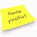 Gelber Notizzettel mit der Aufschrift: Denke positiv! Gelber Notizzettel mit der Aufschrift: Denke positiv!