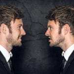 Ein junger Mann steht vor einem Spiegel und schaut sich an. Er macht eine Mimik, sodass er gutes Selbstbewusstsein ausstrahlt. Er hat braune Haare, die nach vorn gebürstet sind, weiterhin hat er einen 3 Tage Bart. Bekleidet ist er mit einem schwarzen Samtanzug und einer schwarzen Kravatte. Er hat ein weißes Hemd darunter an. Der Mann wirkt sehr gepflegt und insgesamt ist das Bild sehr ansprechend. Im Hintergrund ist eine schwarte Wand aus Naturmamor zu sehen. Ein junger Mann steht vor einem Spiegel und schaut sich an. Er macht eine Mimik, sodass er gutes Selbstbewusstsein ausstrahlt. Er hat braune Haare, die nach vorn gebürstet sind, weiterhin hat er einen 3 Tage Bart. Bekleidet ist er mit einem schwarzen Samtanzug und einer schwarzen Kravatte. Er hat ein weißes Hemd darunter an. Der Mann wirkt sehr gepflegt und insgesamt ist das Bild sehr ansprechend. Im Hintergrund ist eine schwarte Wand aus Naturmamor zu sehen.