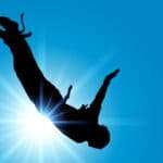 Eine Person macht Bungee Jumping von einer Brücke. Die Person ist als schwarzer umriss zu erkennen, weil im Hintergrund die Sonne scheint. Er zeigt mit dem Sprung einer hohen Brücke, dass er mit dem Programm der unibee Institute das Selbstbewusstsein sehr stark steigern konnte.