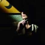 Eine junge Frau sitzt sehr Selbstbewusst auf einem Sofa in einem dunklen Raum. Es ist nur der Mund von der Frau zu erkennen. Das Bild wirkt Mystisch. Im Hintergrund ist eine gelbe Tapete zu erkennen. Eine junge Frau sitzt sehr Selbstbewusst auf einem Sofa in einem dunklen Raum. Es ist nur der Mund von der Frau zu erkennen. Das Bild wirkt Mystisch. Im Hintergrund ist eine gelbe Tapete zu erkennen.