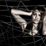 Das Foto ist in schwarz/weiß und zeigt eine junge Frau, die sich gestresst an den Kopf fasst. Sie zeigt damit, dass sie endlich ein gutes Selbstbewusstsein aufbauen konnte. Vor Ihr ist ein Spinnennetz tz sehen, welches sie jetzt nicht mehr stört. Sie hat lange dunkle Haare und ist ekleidet mit einem schwarzen trägerlosen T-shirt. Das Foto ist in schwarz/weiß und zeigt eine junge Frau, die sich gestresst an den Kopf fasst. Sie zeigt damit, dass sie endlich ein gutes Selbstbewusstsein aufbauen konnte. Vor Ihr ist ein Spinnennetz tz sehen, welches sie jetzt nicht mehr stört. Sie hat lange dunkle Haare und ist ekleidet mit einem schwarzen trägerlosen T-shirt.