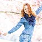 Ein junges Mädchen mit langen und lockig roten Haaren breitet die Arme aus und möchte damit zeigen, dass sie das Selbstbewusstsein stärken konnte und sehr opsitiv in eine erfolgreiche Zukunft blickt. Sie trägt ein Hosenanzug aus bleuer Jeans und um den Hals trägt Sie ein dunkelblaues Halstuch mit weissen Punkten. Im Hintergrund ist ein lila blühender Fliederbaum zu sehen und der Himmel ist Wolkenlos. Ein junges Mädchen mit langen und lockig roten Haaren breitet die Arme aus und möchte damit zeigen, dass sie das Selbstbewusstsein stärken konnte und sehr opsitiv in eine erfolgreiche Zukunft blickt. Sie trägt ein Hosenanzug aus bleuer Jeans und um den Hals trägt Sie ein dunkelblaues Halstuch mit weissen Punkten. Im Hintergrund ist ein lila blühender Fliederbaum zu sehen und der Himmel ist Wolkenlos.