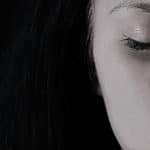 Eine Bild schwarz/weiss zeigt ein Gesicht einer Frau welches zur Hälfte am rechten Bildrand abgeschnitten ist. Die Augen sind geschlossen. Das Bild signalisiert eine Sitzung in bei einer Psychotherapie zum Selbstbewusstsein stärken. Eine Bild schwarz/weiss zeigt ein Gesicht einer Frau welches zur Hälfte am rechten Bildrand abgeschnitten ist. Die Augen sind geschlossen. Das Bild signalisiert eine Sitzung in bei einer Psychotherapie zum Selbstbewusstsein stärken.