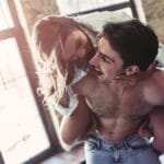 Ein unges Pärchen hat lacht zusammen sehr ausgiebig. Die Frau ist ihrem Freund von hinten auf den Rücken gesprungen und lächelt ihn von der der Seite an. Beide haben durch das Programm der unibee Institute ein gutes Selbstbewusstsein erlangt und haben nun das richtige Wissen wie Lust, Sexualität und Selbstbewusstsein zusammen passt. Die Frau ist bekleidet mit einem weißen Hemd, und der Mann trägt nur eine blaue Jeanshose bei freiem Oberkörper. Er hat schwarze kurze Haare und die Frau hat lange braune Haare. Im Hintergrund ist ein Schlafzimmer zu sehen mit großen Bodentiefen Fenstern. Ein unges Pärchen hat lacht zusammen sehr ausgiebig. Die Frau ist ihrem Freund von hinten auf den Rücken gesprungen und lächelt ihn von der der Seite an. Beide haben durch das Programm der unibee Institute ein gutes Selbstbewusstsein erlangt und haben nun das richtige Wissen wie Lust, Sexualität und Selbstbewusstsein zusammen passt. Die Frau ist bekleidet mit einem weißen Hemd, und der Mann trägt nur eine blaue Jeanshose bei freiem Oberkörper. Er hat schwarze kurze Haare und die Frau hat lange braune Haare. Im Hintergrund ist ein Schlafzimmer zu sehen mit großen Bodentiefen Fenstern.