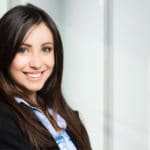 Eine junge Frau mit Schulterlangen braunen, glatten Haaren lächelt freundlich und ist sichtbar erleichtert, dass Sie mit dem Programm der unibee Institute, ihr Selbstbewusstsein stärken konnte und eine dauerhaft positive Balance spürt. Sie ist bekleidet mit einem hellblauen Hemd und einer schwarzen Jacketjacke aus Samt. Im Hintergrund ist eine weisse Tür zu sehen. Eine junge Frau mit Schulterlangen braunen, glatten Haaren lächelt freundlich und ist sichtbar erleichtert, dass Sie mit dem Programm der unibee Institute, ihr Selbstbewusstsein stärken konnte und eine dauerhaft positive Balance spürt. Sie ist bekleidet mit einem hellblauen Hemd und einer schwarzen Jacketjacke aus Samt. Im Hintergrund ist eine weisse Tür zu sehen.