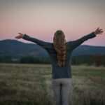 Frau ist glücklich weil sie endlich gut schlafen kann