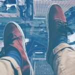 höhenangst überwinden tipps. mann sitzt an kante