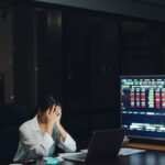 Durchschnittliche Ausfallzeit bei Burnout ist im Beruf hoch. Die Frau auf dem Foto fällt aus