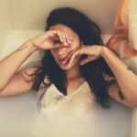 frau leidet unter burnout in der badewanne