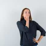 frau ist am fingernägel kauen und hat eine psychische Störung