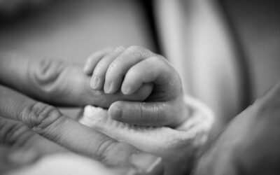 Daumenlutschen – warum Erwachsene noch immer daran leiden