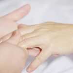 Daumenlutschen im Erwachsenenalter: Was sagt die Medizin dazu?