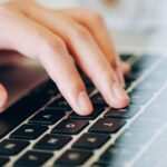 Warum Erwachsene immer noch Daumen lutschen – Eine psychologische Betrachtung.