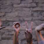 Daumenlutschen bei Erwachsenen – Ursachen und psychologische Hintergründe