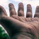 Erwachsene Daumenlutscher: Ursachen und Folgen aus psychologischer Sicht