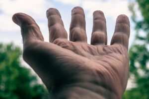 Erwachsene Daumenlutscher: Ursachen und Folgen aus psychologischer Sicht