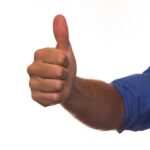 Die psychologischen Hintergründe des Daumenlutschens im Erwachsenenalter