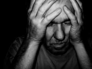 Tiefenentspannung durch Hypnose: Wie die Methode bei körperlichen Beschwerden wie chronischen Schmerzen helfen kann